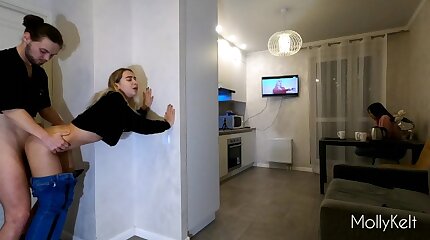 Блонда трахнула мужа подруги в гостях