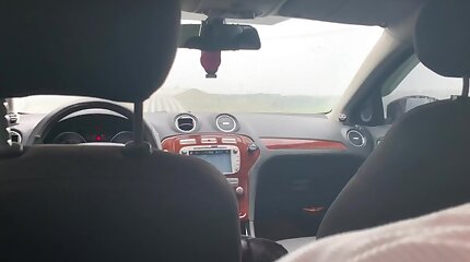 Жена друга отсасывает в машине