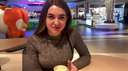 Русскую первый раз выебали в общественном туалете